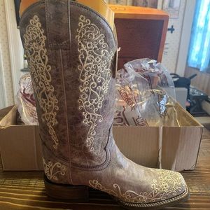 Womens Corral Size 7.5 embroidered square toe cowboy boots